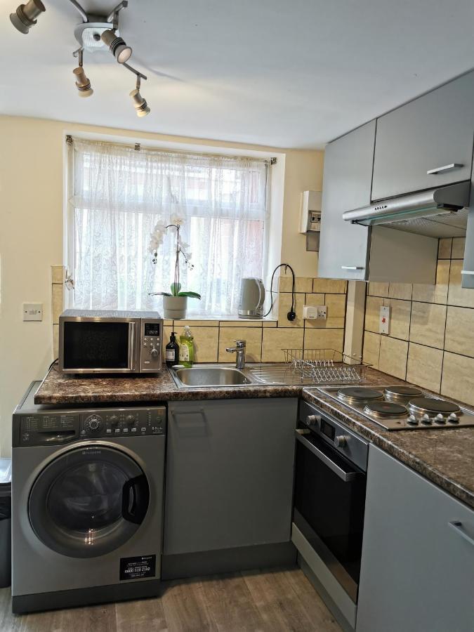Palaz 1 - 2 Bedroom Garden Flat Эдмонтон Экстерьер фото